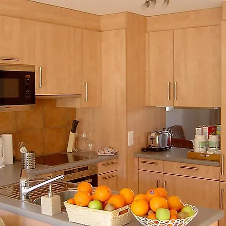 Sleeps 9 Wifi Apartment